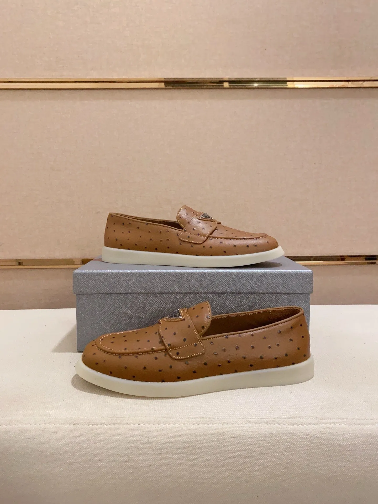 Men's shoes 💰 580💰 ✔️✔️✔️High-quality new PRADA counters are launched at the same time. The new men's shoes and 😘fabrics are selected from high-silk bald cowhide and are made by pure handicrafts. Lining: Full cowhide lining. 👍🏿 High-end ☄️ air-cushion molded anti-slip rubber outsole, exquisite lines, simple and elegant, comfortable and high-end for leisure travel. Code number: 38 to 44 (45 can be customized)